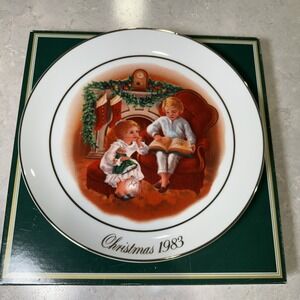 1983 Avon Christmas Plate Trimmed 22K Gold Enjoying The Night Before Christmas‎